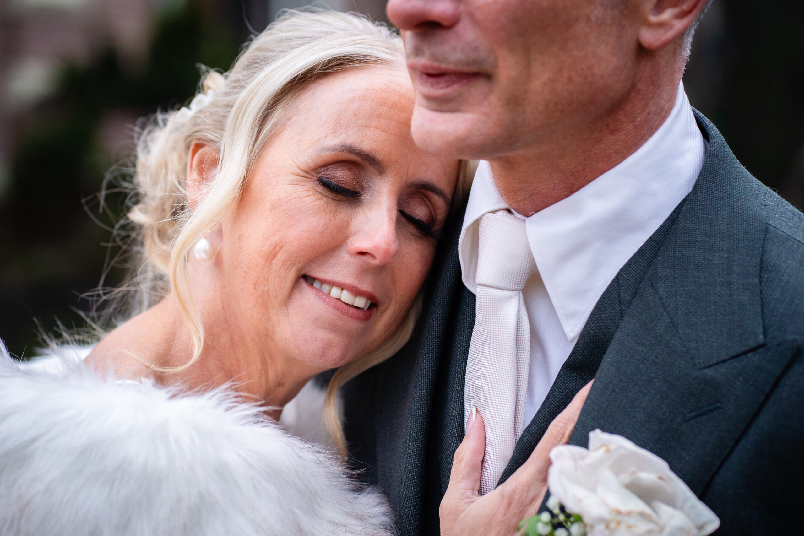 Liefdevol bruidspaar tijdens trouwshoot in Arnhem