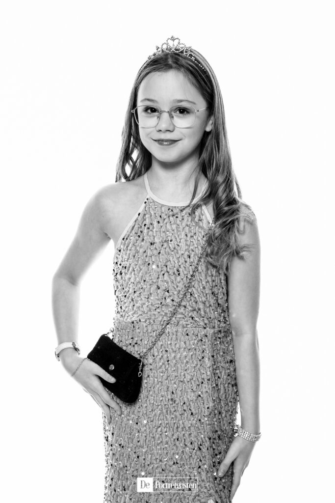 Gasten maken zwart-wit portretten in photobooth op feest in omgeving Breda