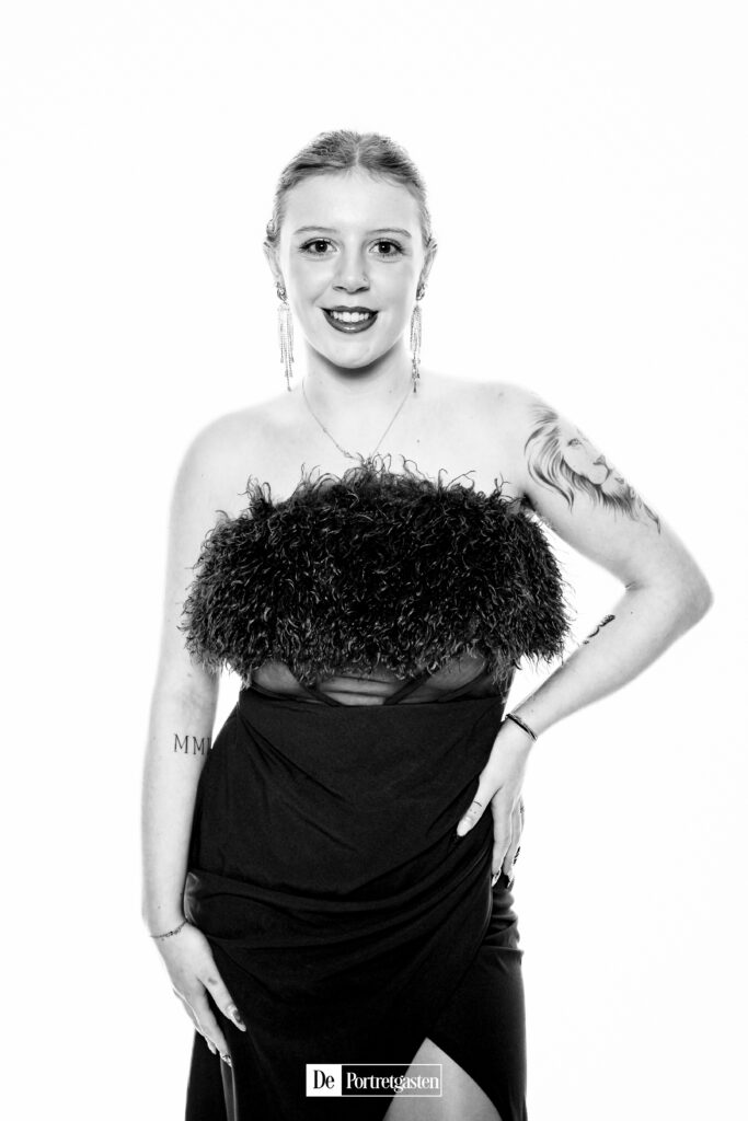 Gasten beleven photobooth met zwart-wit portretten op feest